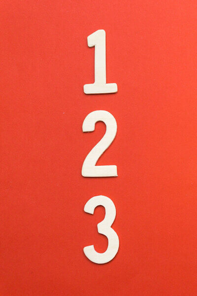 números 1 2 3 en un fondo rojo