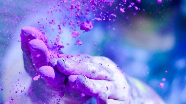 foto de manos cubiertas de polvo violeta